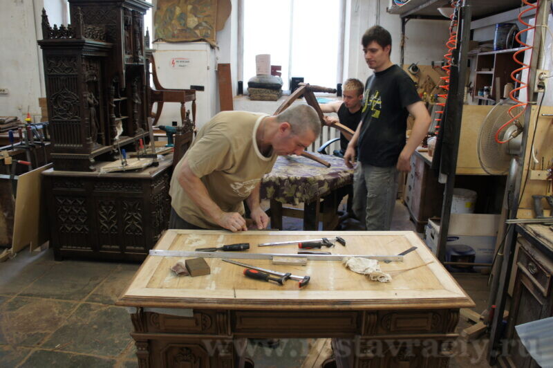 Столярный мастер услуги в Москве ремонт деревянной мебели. Реставрация антиквариата. 
