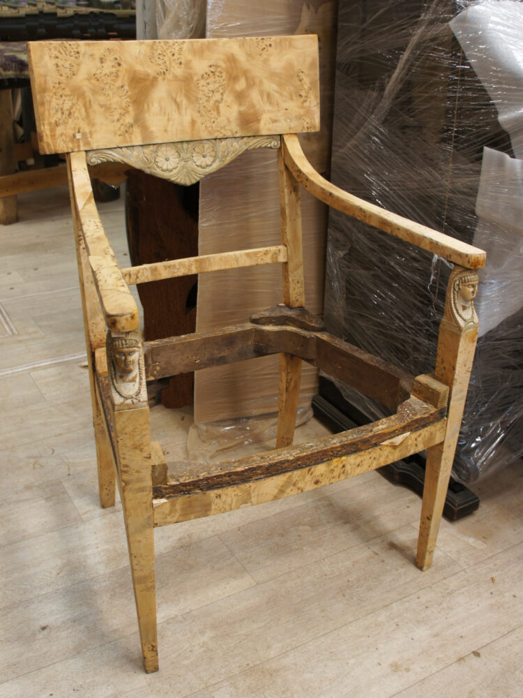 Кресло антикварное тополёвое в процессе реставрации до отделки лаком. Тополь часто путают с карельской берёзой.