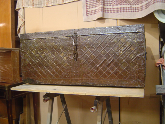 Реставрация кованого металлического железного сундука.