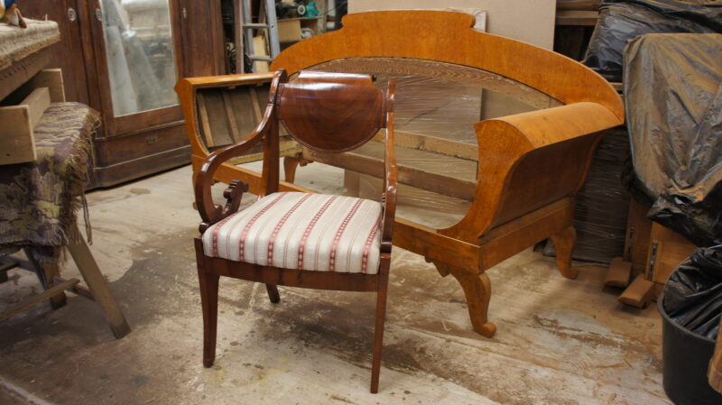 Реставрация старинной антикварной мягкой мебели из карельской берёзы и красного дерева. 