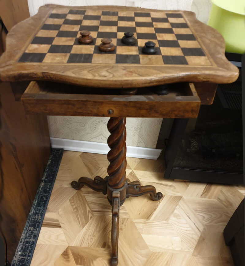 шахматный столик
