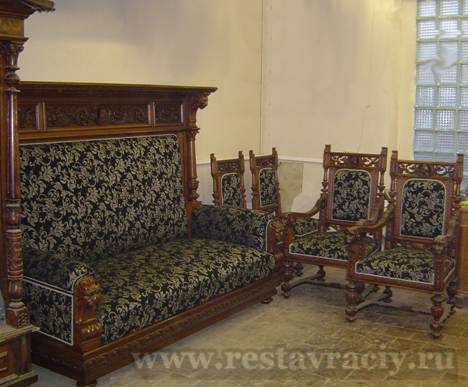Обивка старинного резного дивана из дуба. Реставрация мебели из Европы. 